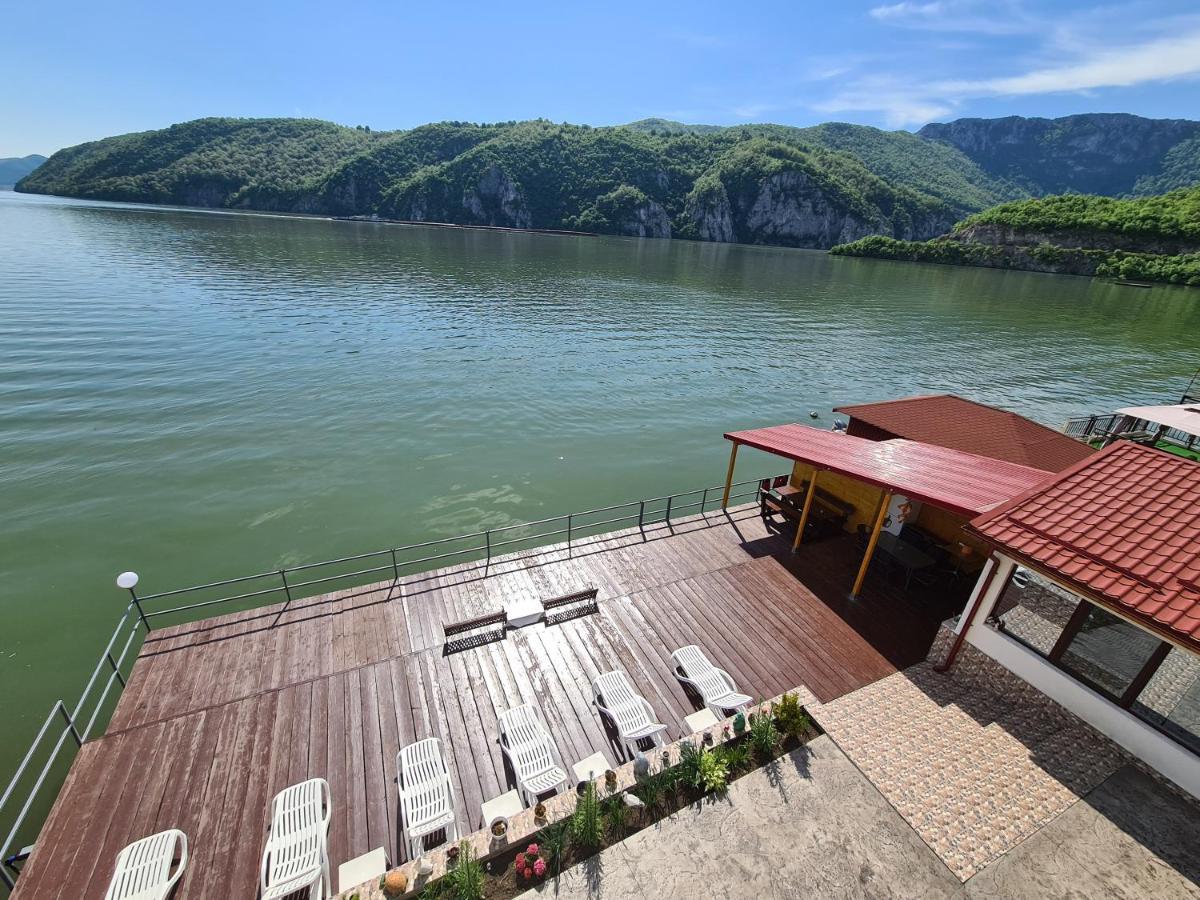 Vila Cristiane Hotel Ieşelniţa Bagian luar foto