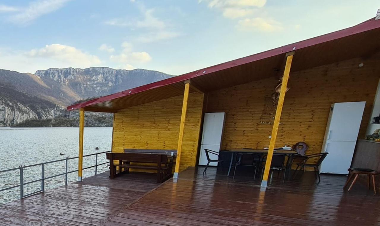 Vila Cristiane Hotel Ieşelniţa Bagian luar foto