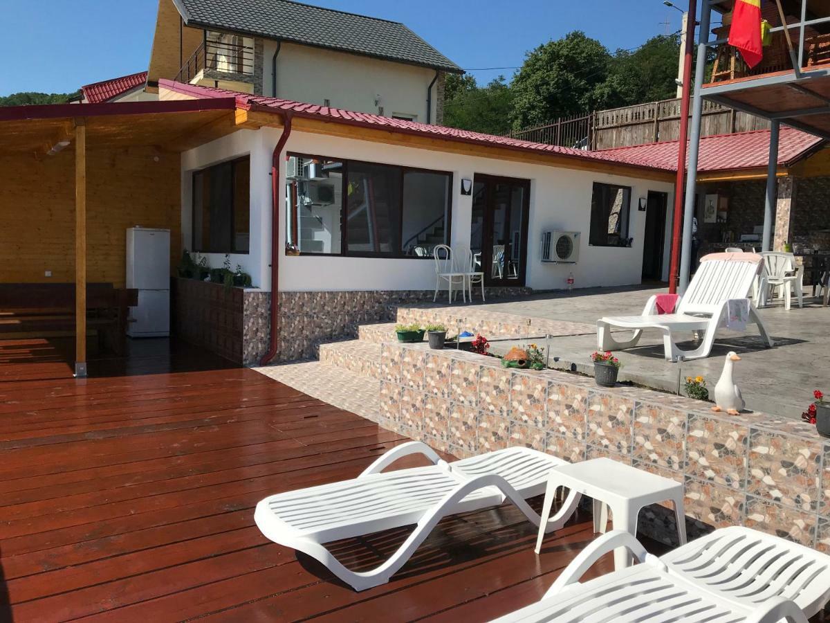 Vila Cristiane Hotel Ieşelniţa Bagian luar foto